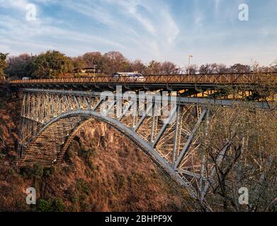 Ponte delle Cascate Vittoria (vista dal lato dello Zimbabwe) durante la stagione secca Foto Stock