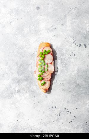 Bruschette o tapas con gustosa salsa di funghi su sfondo grigio cemento. Antipasto italiano aperto toast sandwich Foto Stock