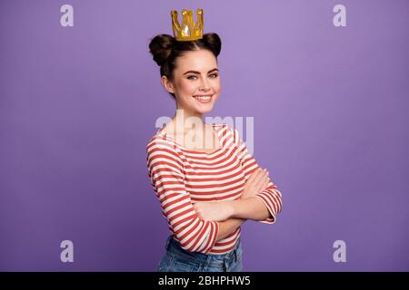 Foto di bella signora studenti scelta prom regina partito braccia incrociate persona affidabile indossare Golden Crown bianco rosso casual camicia a strisce jeans isolato Foto Stock