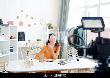 Artista professionista del make-up che riprende un nuovo video per il suo canale di bellezza del blog mentre si rimane a casa durante la quarantena Foto Stock