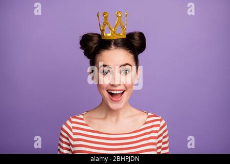 Foto di primo piano di bella adolescente signora studenti prom queen godere la scelta persone soddisfatto indossare Golden Crown bianco casual camicia a strisce isolato Foto Stock