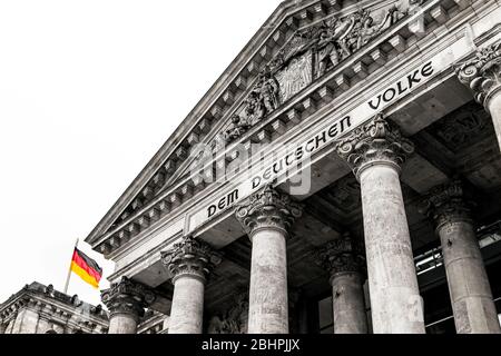 Di fronte al palazzo del Reichstag (Bundestag) a Berlino con bandiera tedesca Foto Stock