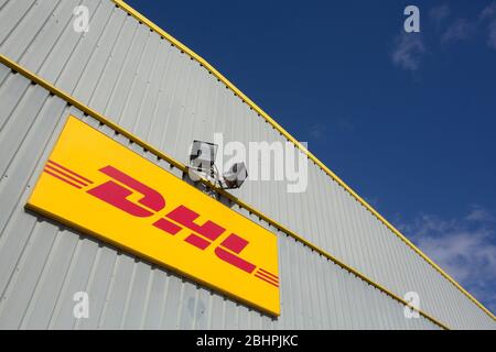 Segnaletica DHL in un deposito a Trafford, Manchester Foto Stock