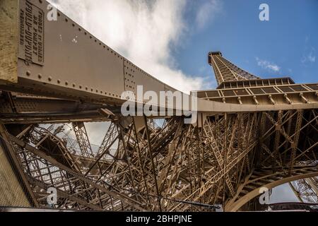 Torre Eifel, vista dal basso Foto Stock