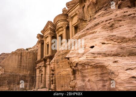 Vista laterale del tempio ad Deir, Petra, Giordania Foto Stock