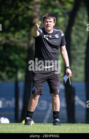 Karlsruhe, Deutschland. 27 aprile 2020. Coach Zlatan Bajramovic (KSC). GES/Football/2nd Bundesliga: Allenamento di Karlsruher SC durante la crisi di Corona, 27 aprile 2020 Calcio/Calcio: 2nd League: Allenamento di Karlsruher SC durante la crisi di Corona, 27 aprile 2020 | utilizzo in tutto il mondo Credit: dpa/Alamy Live News Foto Stock