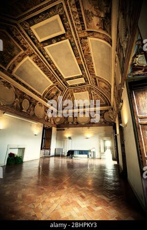 Tivoli, Italia. 1 febbraio 2015: Interno di stanza nella storica casa di Villa d Este a Tivoli in Italia. Design degli interni. Soffitto con decorazioni antiche Foto Stock