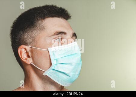 loseup di pazienti di sesso maschile in maschera medica su auto-isolamento durante la pandemia di coronavirus 2021 Foto Stock