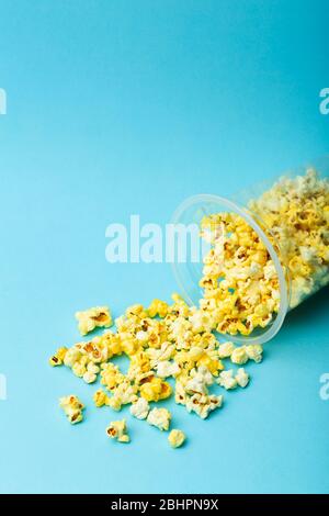 Popcorn su uno sfondo colorato. Concetto di cibo minimale. Intrattenimento, film e video. Estetica concetto anni '80 e '90 Foto Stock