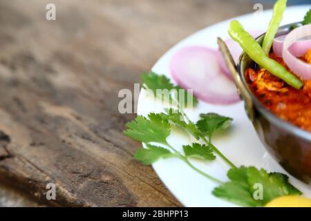 COTTAGE DI STILE INDIANO FORMAGGIO PIATTO VEGETARIANO DI CURRY. Kadai Paneer - tradizionale indiano o Punjabi cibo. Guarnito con cipolla e fette di peperoncino. Foto Stock