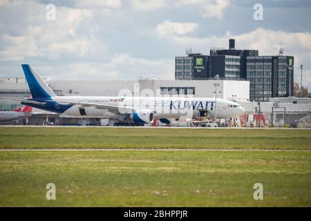 Glasgow, Regno Unito. 27 aprile 2020. Nella foto: Un aereo Kuwait Airways Boeing 777-300 visto che è appena atterrato all'aeroporto di Glasgow intorno alle 11:40 oggi durante il blocco esteso Coronavirus (COVID19). Kuwait Airways sta completando la seconda fase dei voli di rimpatrio per i cittadini del Kuwait bloccati all'estero a causa dell'epidemia di Coronavirus. L'aeroporto di Glasgow non ha attualmente voli di linea da o per il Kuwait, motivo per cui questo aereo visto a Glasgow è molto interessante. Credit: Colin Fisher/Alamy Live News Foto Stock