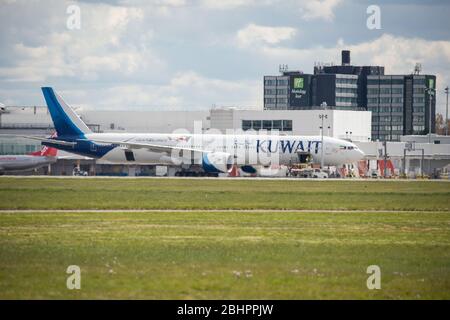 Glasgow, Regno Unito. 27 aprile 2020. Nella foto: Un aereo Kuwait Airways Boeing 777-300 visto che è appena atterrato all'aeroporto di Glasgow intorno alle 11:40 oggi durante il blocco esteso Coronavirus (COVID19). Kuwait Airways sta completando la seconda fase dei voli di rimpatrio per i cittadini del Kuwait bloccati all'estero a causa dell'epidemia di Coronavirus. L'aeroporto di Glasgow non ha attualmente voli di linea da o per il Kuwait, motivo per cui questo aereo visto a Glasgow è molto interessante. Credit: Colin Fisher/Alamy Live News Foto Stock