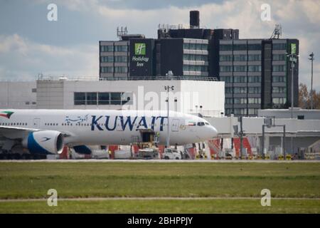 Glasgow, Regno Unito. 27 aprile 2020. Nella foto: Un aereo Kuwait Airways Boeing 777-300 visto che è appena atterrato all'aeroporto di Glasgow intorno alle 11:40 oggi durante il blocco esteso Coronavirus (COVID19). Kuwait Airways sta completando la seconda fase dei voli di rimpatrio per i cittadini del Kuwait bloccati all'estero a causa dell'epidemia di Coronavirus. L'aeroporto di Glasgow non ha attualmente voli di linea da o per il Kuwait, motivo per cui questo aereo visto a Glasgow è molto interessante. Credit: Colin Fisher/Alamy Live News Foto Stock