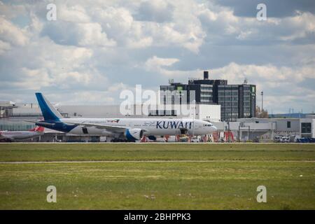 Glasgow, Regno Unito. 27 aprile 2020. Nella foto: Un aereo Kuwait Airways Boeing 777-300 visto che è appena atterrato all'aeroporto di Glasgow intorno alle 11:40 oggi durante il blocco esteso Coronavirus (COVID19). Kuwait Airways sta completando la seconda fase dei voli di rimpatrio per i cittadini del Kuwait bloccati all'estero a causa dell'epidemia di Coronavirus. L'aeroporto di Glasgow non ha attualmente voli di linea da o per il Kuwait, motivo per cui questo aereo visto a Glasgow è molto interessante. Credit: Colin Fisher/Alamy Live News Foto Stock