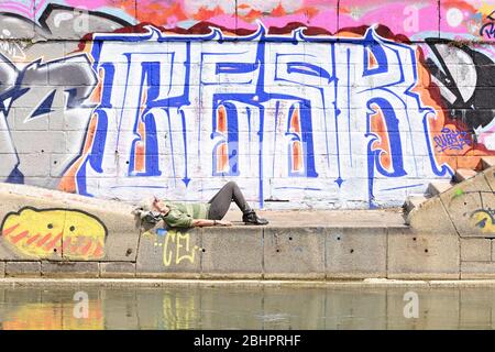 Vienna, Austria. 27th Apr, 2020. Le restrizioni all'uscita in Austria sono state prorogate fino alla fine di aprile 2020. In determinate condizioni sono ammessi sport ricreativi ed esercizi all'aperto. Credit: Franz PERC / Alamy Live News Foto Stock