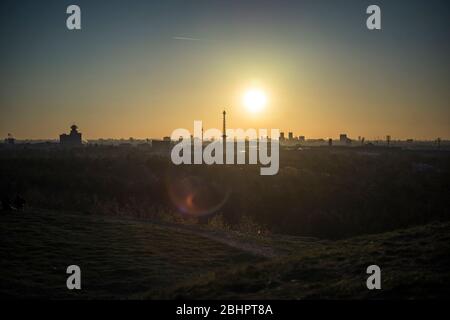 Alba a Berlino come visto dal Drachenberg a Grunewald, Berlino 2020. Foto Stock