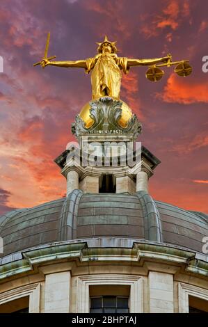 LONDRA LA VECCHIA STATUA DI BAILEY TRIBUNALE PENALE LADY JUSTICE IN ORO SULLA CUPOLA CON UN CIELO ROSSO Foto Stock