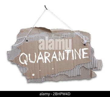 Cartello di cartone con messaggio IN QUARANTENA. Carta corrugata strappata su una corda appesa su un chiodo e con QUARANTENA scritta a mano. Foto Stock
