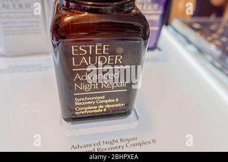 Estee Lauder Advance notte riparazione campione di bottiglia marrone sulla sua mensola lucida nel centro commerciale Blueport a Huahin, Thailandia Aprile 25,2019 Foto Stock