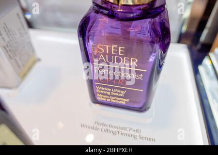 Estee Lauder Perfectinist Pro campione di bottiglia grigia sul suo scaffale lucido nel centro commerciale Blueport a Huahin, Thailandia, aprile 25,2019 Foto Stock