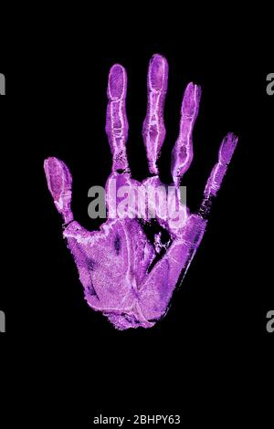 Stampa a mano viola su sfondo nero isolato primo piano, illustrazione a mano, contrassegno di sagoma per palmo e dita, timbro a forma di una mano Foto Stock