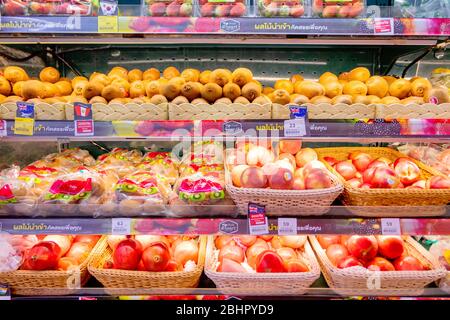 Frutta Kiwi e frutta melograno su scaffali di Tesco lotus con il loro prezzo a Bangkok, Thailandia 20 maggio 2018 Foto Stock