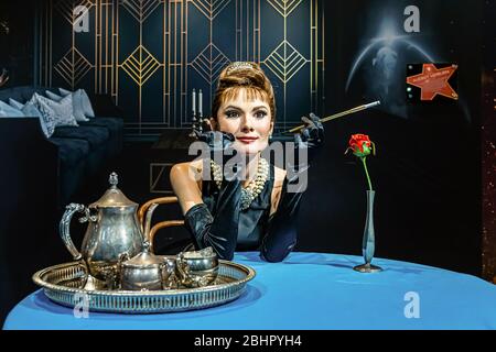 Londra, Inghilterra, Regno Unito - 2 gennaio 2020: Statue di cera di Audrey Hepburn creato da Madam Tussauds, museo di cere Madame Tussauds, uno dei popolari Foto Stock