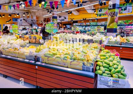 Banane in sacchi di plastica su scaffali in Tesco Lotus Supernarket a Hua Hin, Thailandia 12 maggio 2018 Foto Stock