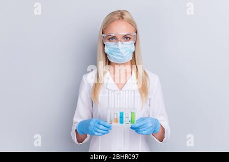 Ritratto di primo piano di lei bella ragazza medico anestesista scienziato biologo indossare maschera garza tenuta in mani bulbi rimedio cura Foto Stock