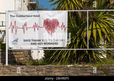 Il Cumberland Hotel vi ringrazia per il nostro NHS e banner dei principali lavoratori durante la pandemia di Coronavirus a Bournemouth, Dorset UK nell'aprile 2020 Foto Stock