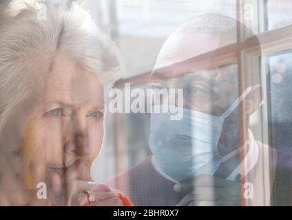 Donna caucasica e uomo nero che guarda via Foto Stock