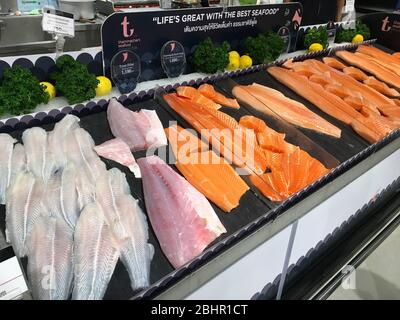 Foto di molti pezzi di salmone crudo pesce per vendere nel supermercato della Tailandia Bangkok, 22 Dicembre 2018 Foto Stock