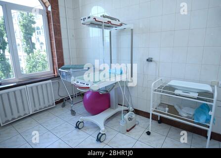 Incubatore neonatale e pesi per neonati, parte delle apparecchiature mediche della sala di parto Foto Stock