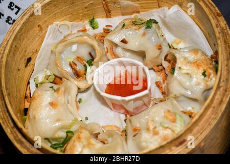 Piatto di momi tradizionali nepali. Momi cotti a vapore con salsa. Vista dall'alto. Buffet di brunch con cucina fresca, catering, party con cena, concetto di condivisione Foto Stock