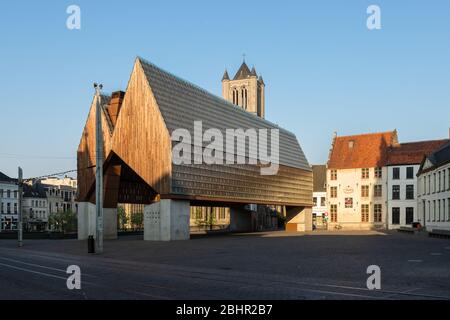 Gand, Belgio 9 aprile 2020 - il padiglione della città vicino alla chiesa di Belfry e San Nicola Foto Stock