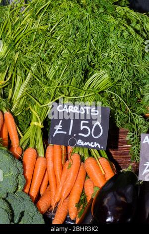 Prodotti locali in vendita esposti al mercato. Borough mercato agricolo a Londra. Concetto di alimentazione biologica e biologica e sana. Verdure, verdure, Foto Stock