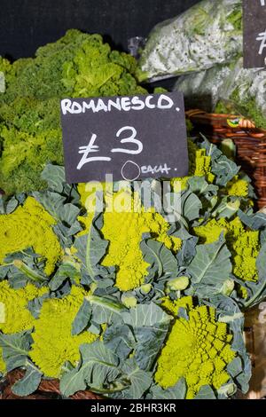 Prodotti locali in vendita esposti al mercato. Borough mercato agricolo a Londra. Concetto di alimentazione biologica e biologica e sana. Verdure, verdure, Foto Stock