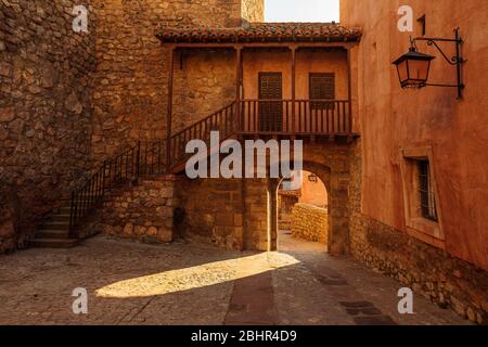 Un cortile vuoto ad Albarracin, Spagna Foto Stock