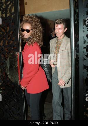 David Bowie e moglie Iman Abdulmachid lasciano il ristorante Daphne, Londra, Inghilterra, settembre 1994 Foto Stock