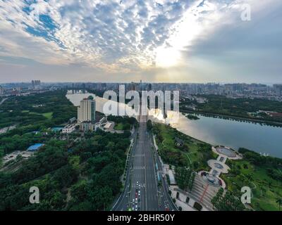 Nanning, la regione autonoma cinese di Guangxi Zhuang. 27 aprile 2020. Foto aeree mostra il paesaggio a Nanning, regione autonoma di Guangxi Zhuang, Cina meridionale, 27 aprile 2020. Credit: CaO Yiming/Xinhua/Alamy Live News Foto Stock