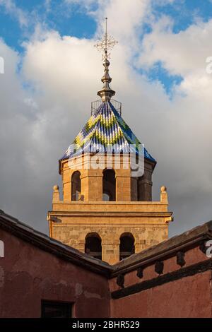 Primo piano della torre della Cattedrale di Albarracín a Albarracín, Spagna Foto Stock