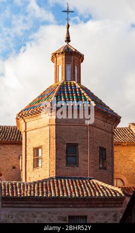 Primo piano della torre più piccola della Cattedrale di Albarracín Foto Stock