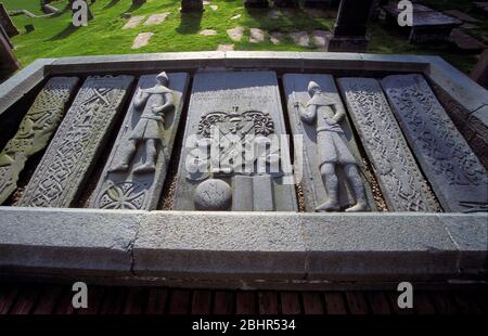 PARTICOLARE DI SET DI 7 PIETRE CON GUERRIERI E DISEGNI CELTICI NEL CIMITERO DELLA CHIESA DI KILMARTIN Foto Stock