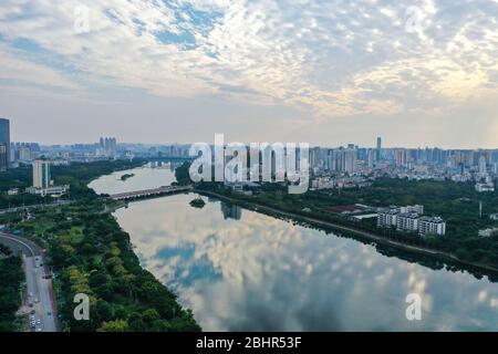 Nanning, la regione autonoma cinese di Guangxi Zhuang. 27 aprile 2020. Foto aeree mostra il paesaggio a Nanning, regione autonoma di Guangxi Zhuang, Cina meridionale, 27 aprile 2020. Credit: CaO Yiming/Xinhua/Alamy Live News Foto Stock