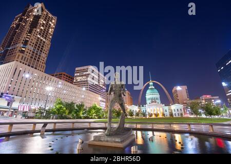 ST. LOUIS, LOUISIANA, USA - 23 agosto 2018: Vista dal Kiener Plaza Park con la statua del runner olimpico, il tribunale vecchio e il Gateway Arch a Twili Foto Stock