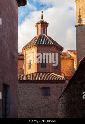 Primo piano della torre più piccola della Cattedrale di Albarracín Foto Stock