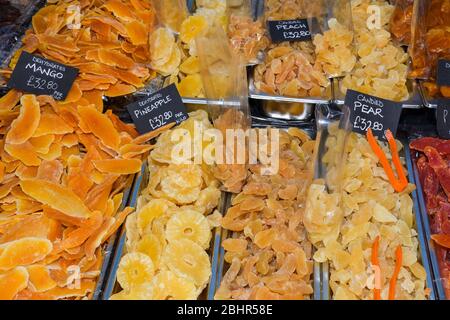 Datteri di frutta secca, prugne, albicocche, fichi con ripieno di noce, in vendita sul banco di un negozio o negozio in strada. Dessert di frutta dolce secco naturale o Foto Stock