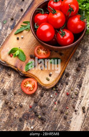 Ingredienti per la cottura della salsa. Pomodori a punta, lattuga, peperoni, ingredienti, menta. Concetto di alimentazione sana. Foto Stock