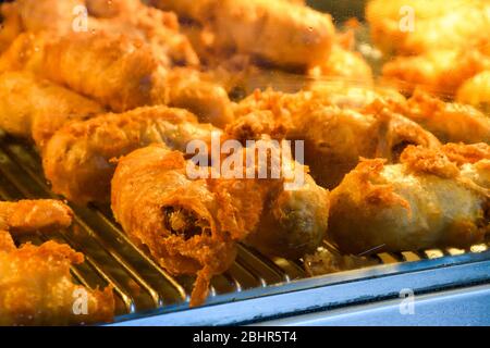 Pesce e patatine è un piatto caldo composto da pesce fritto in pastella servito con patatine fritte. Pesce e patatine fritte sono uno dei piatti nazionali della Gran Bretagna. Foto Stock