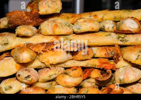 Prodotti di pasticceria pane davanti: Bastoncini di pane con pomodoro e olive Foto Stock